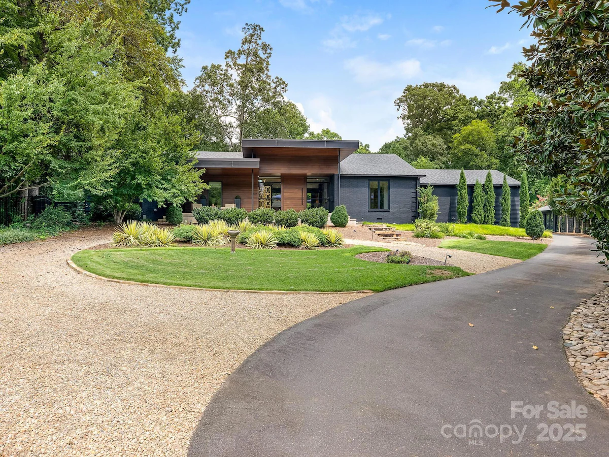 A Palm Springs–Inspired Modern Retreat in Charlotte’s Foxcroft Hills