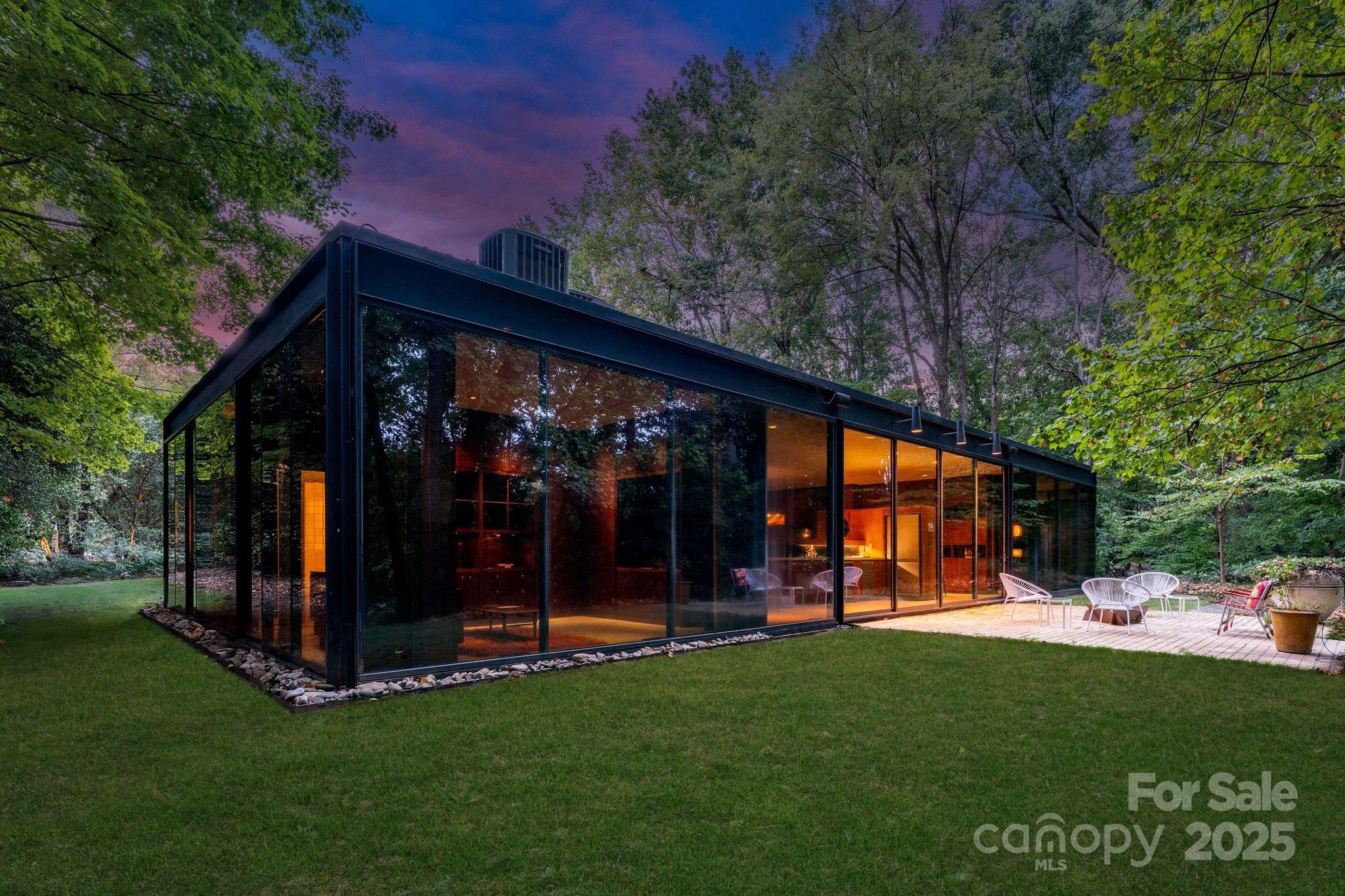 The Bates Glass House: A Mid-Century Modern Jewel - Photo 2