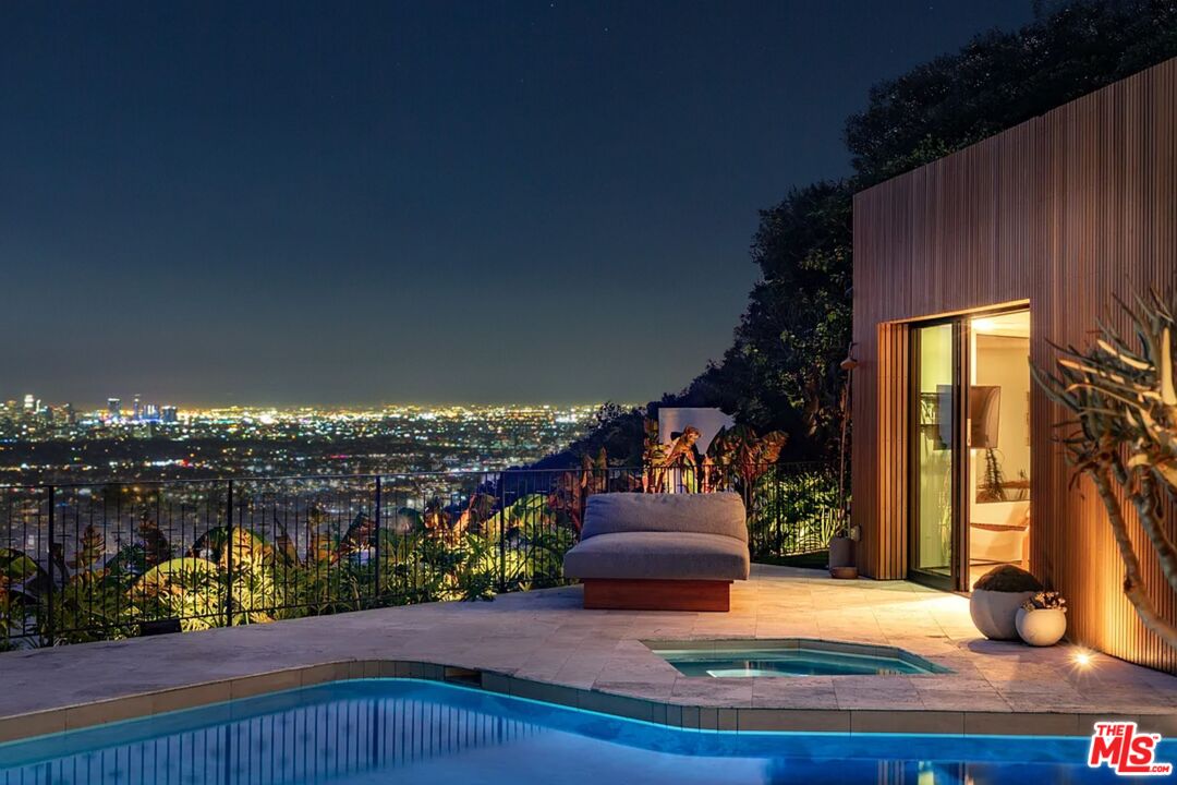 Renovated Mid-Century Modern Home Above Los Angeles - Photo 6