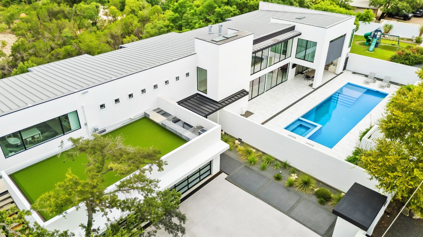 A Sculptural Statement of Modern Luxury in Westlake Highlands