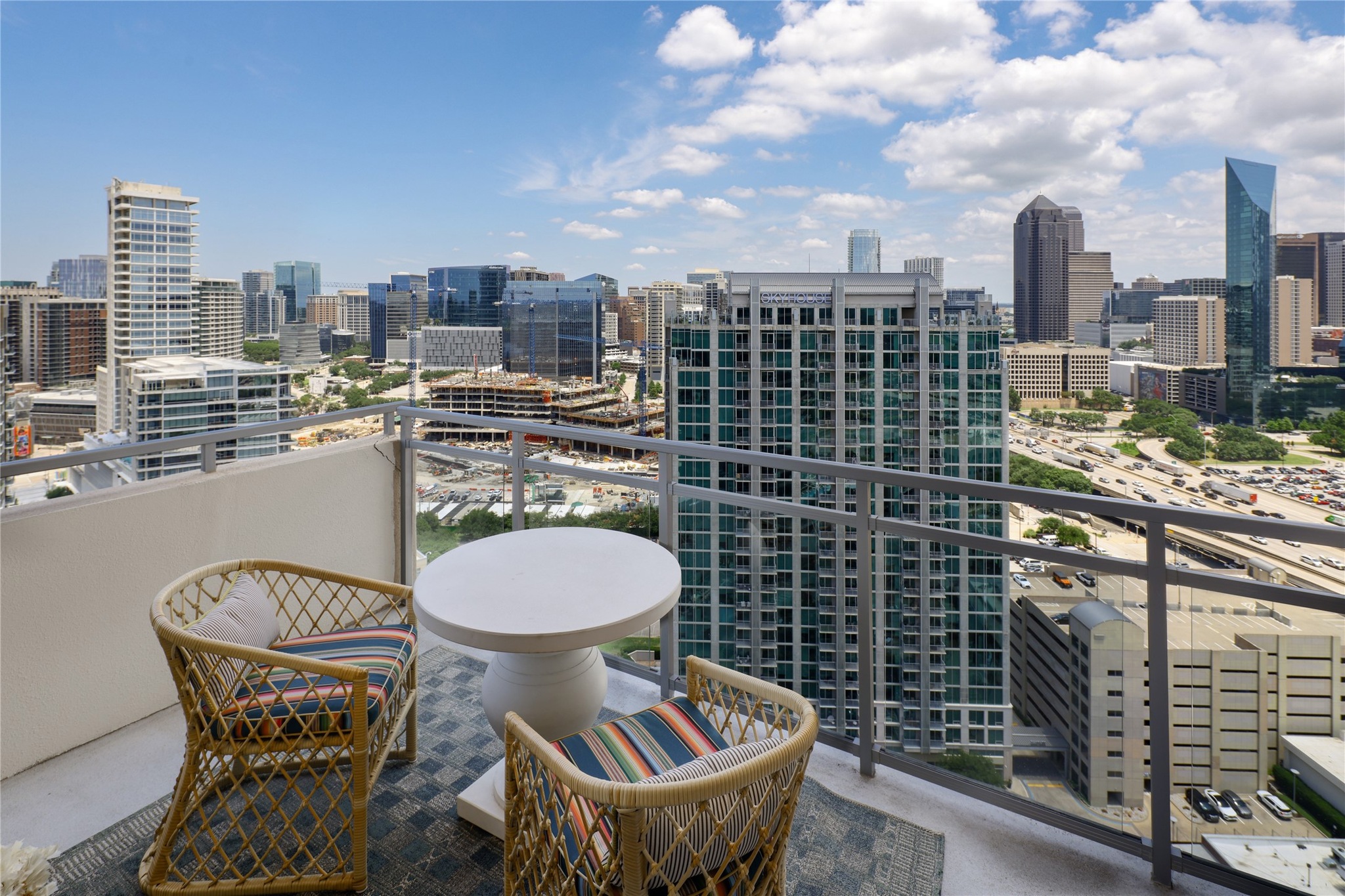 Bespoke Double-Corner High-Rise Residence - Photo 11